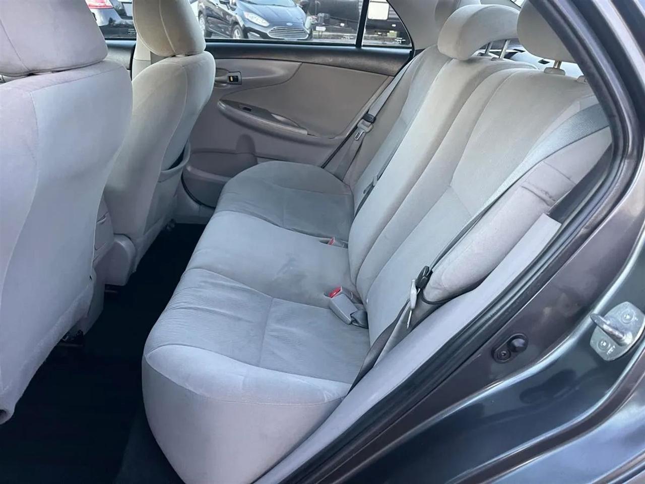 Toyota Corolla 4dr Sdn Auto LE Special Edition (Natl) 2013