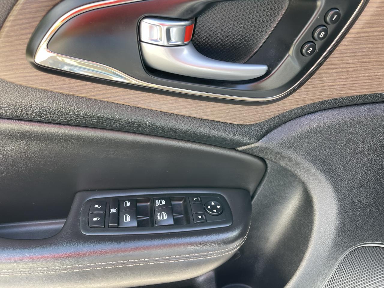 Chrysler 200 4dr Sdn C AWD 2015