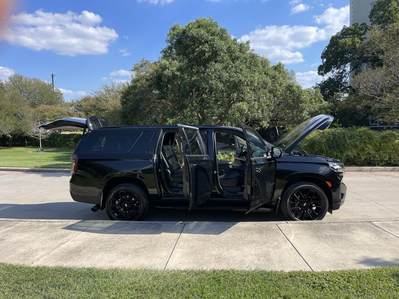 Chevrolet Suburban 4WD 4dr RST 2022