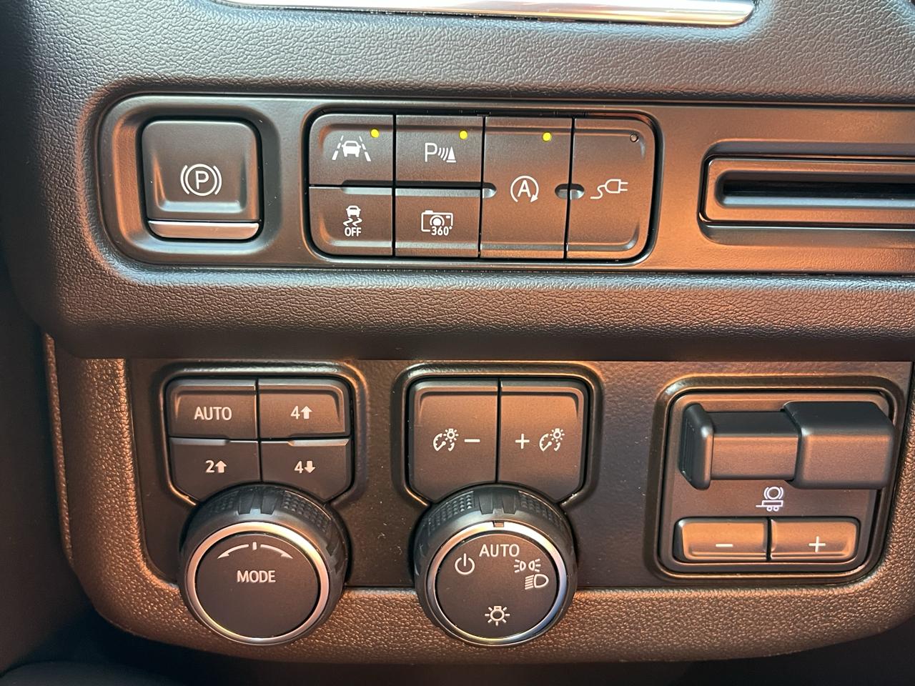 Chevrolet Suburban 4WD 4dr RST 2022