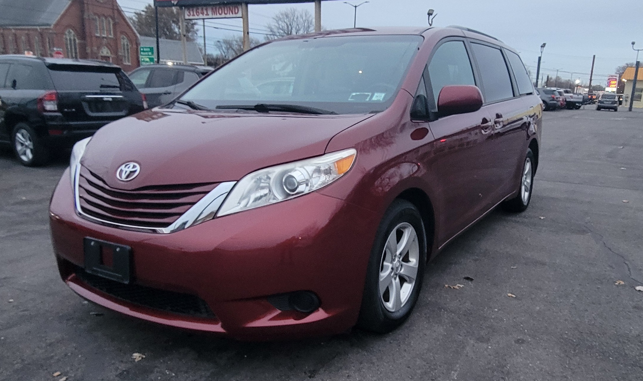 2017 Toyota Sienna LE photo 2