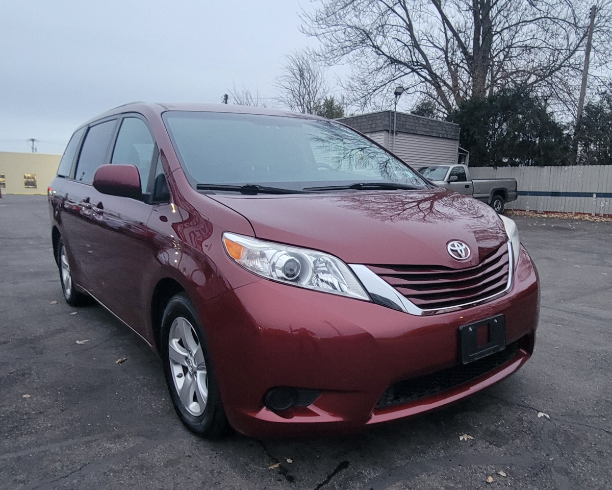 2017 Toyota Sienna LE photo 3