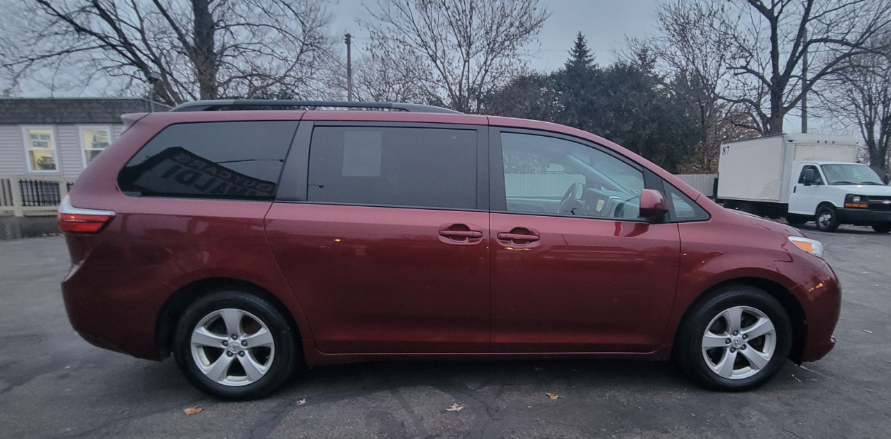 2017 Toyota Sienna LE photo 4