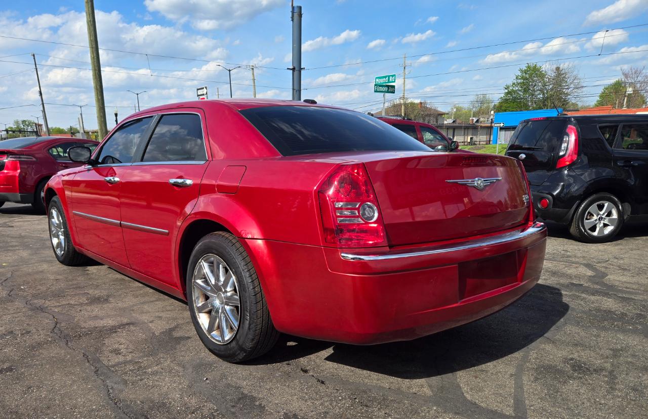 Chrysler 300 4dr Sdn 300 Limited RWD 2010