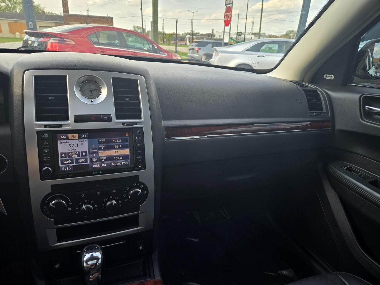 Chrysler 300 4dr Sdn 300 Limited RWD 2010