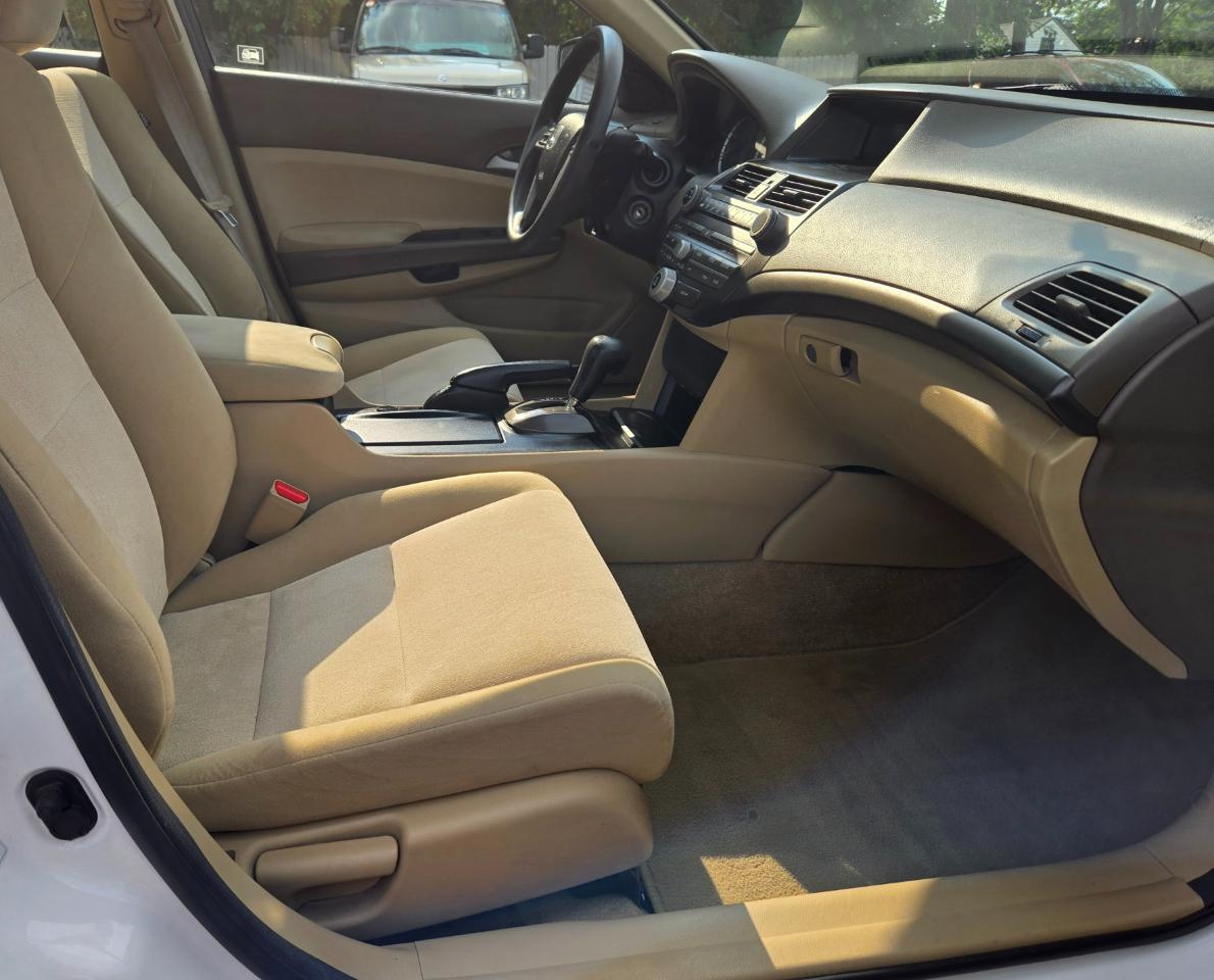 Honda Accord LX sedan AT 2010