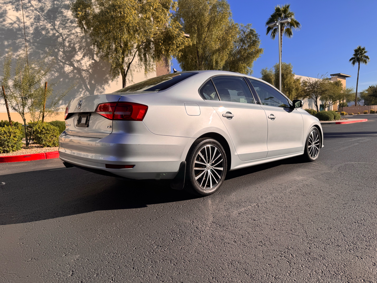 Volkswagen Jetta Sedan 4dr DSG 2.0L TDI SE w/Connectivity 2015