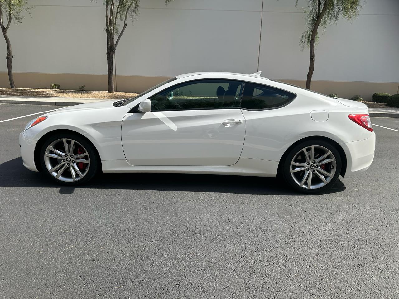 Hyundai Genesis Coupe 2dr I4 2.0T Man R-Spec 2012