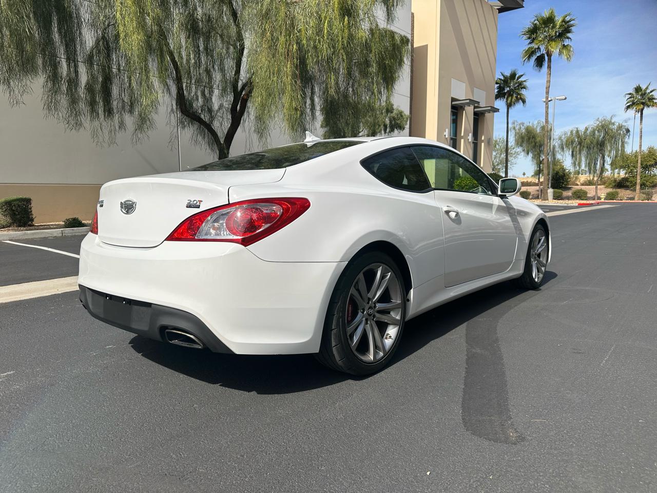 Hyundai Genesis Coupe 2dr I4 2.0T Man R-Spec 2012