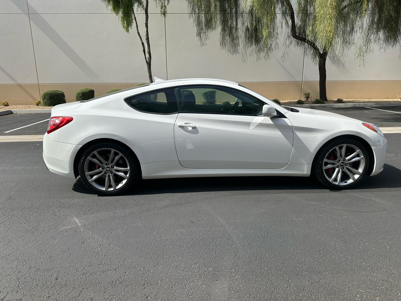 Hyundai Genesis Coupe 2dr I4 2.0T Man R-Spec 2012