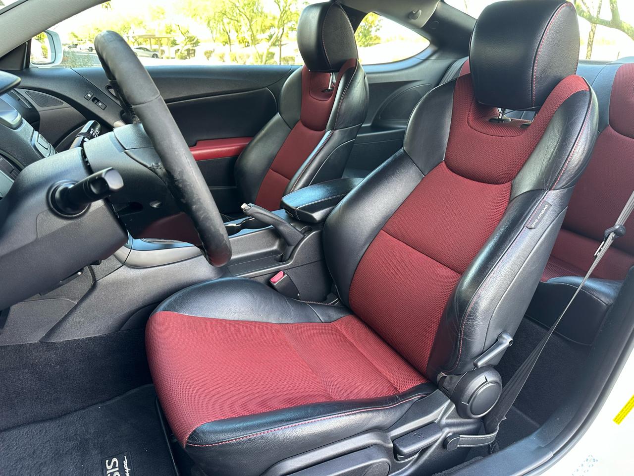 Hyundai Genesis Coupe 2dr I4 2.0T Man R-Spec 2012