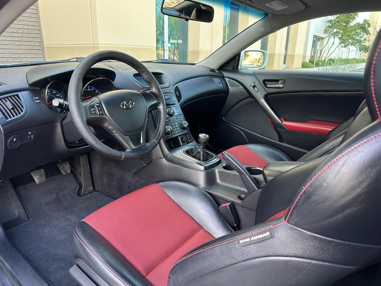 Hyundai Genesis Coupe 2dr I4 2.0T Man R-Spec 2012