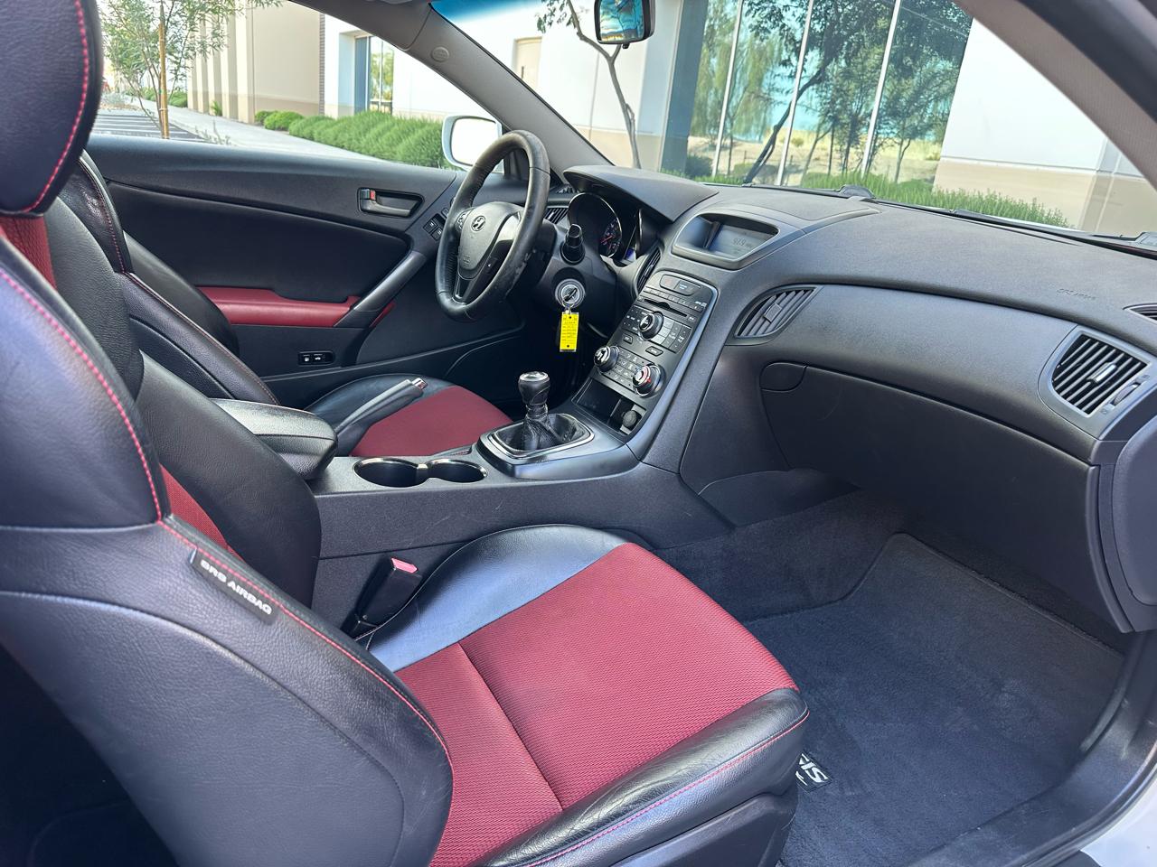 Hyundai Genesis Coupe 2dr I4 2.0T Man R-Spec 2012