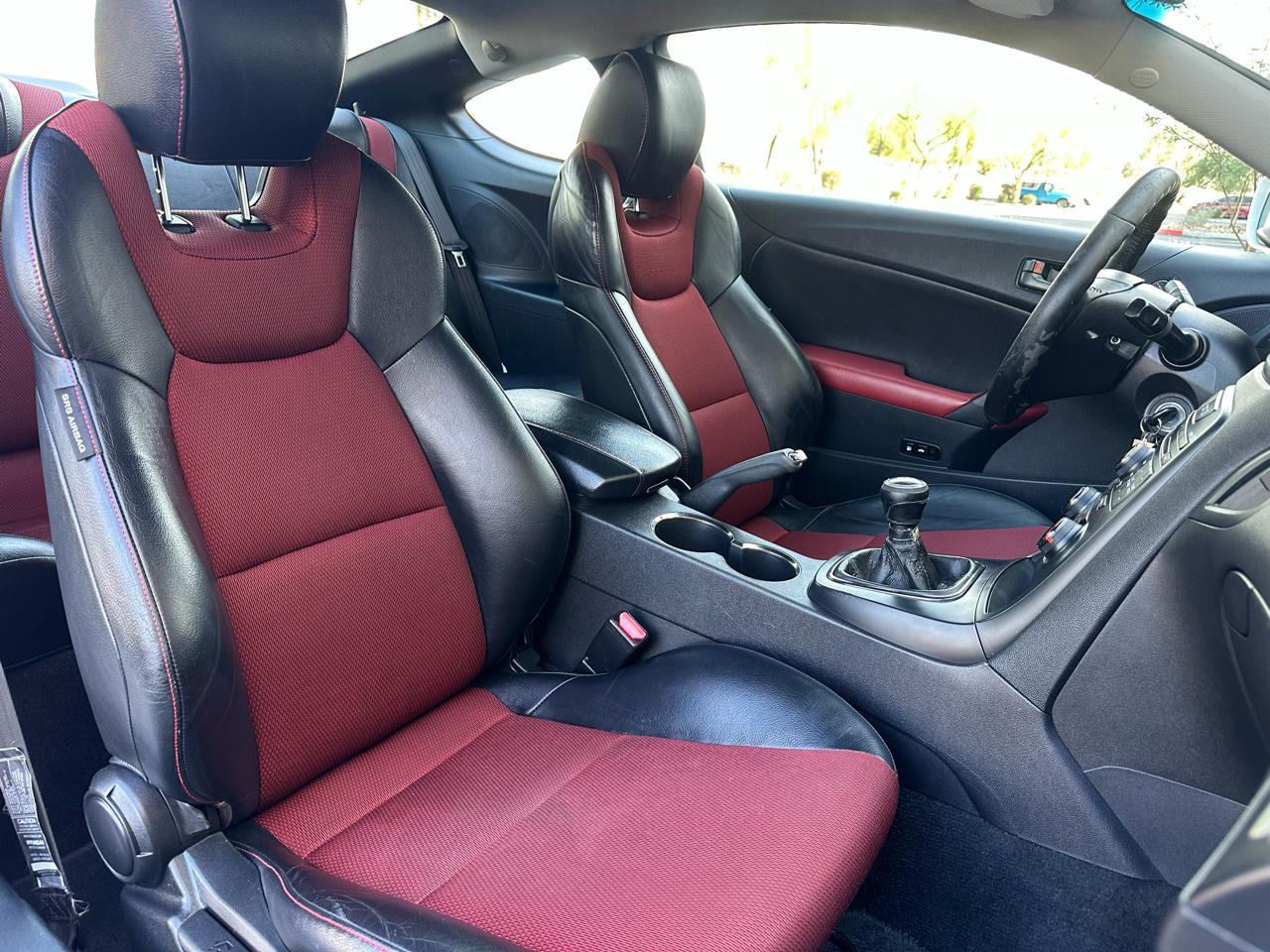 Hyundai Genesis Coupe 2dr I4 2.0T Man R-Spec 2012