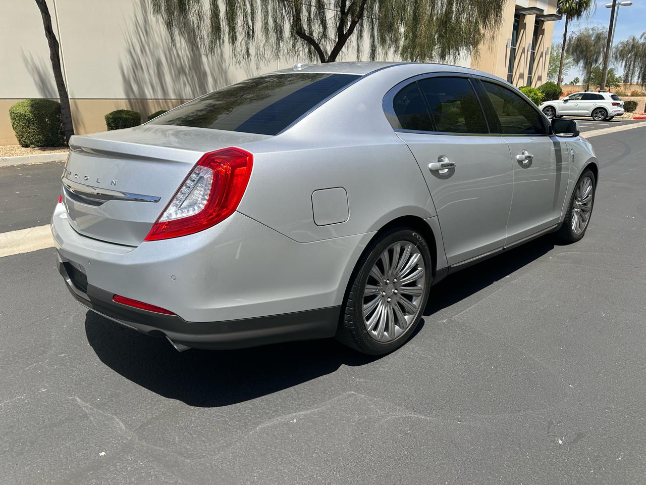 Lincoln MKS 4dr Sdn 3.7L FWD 2015