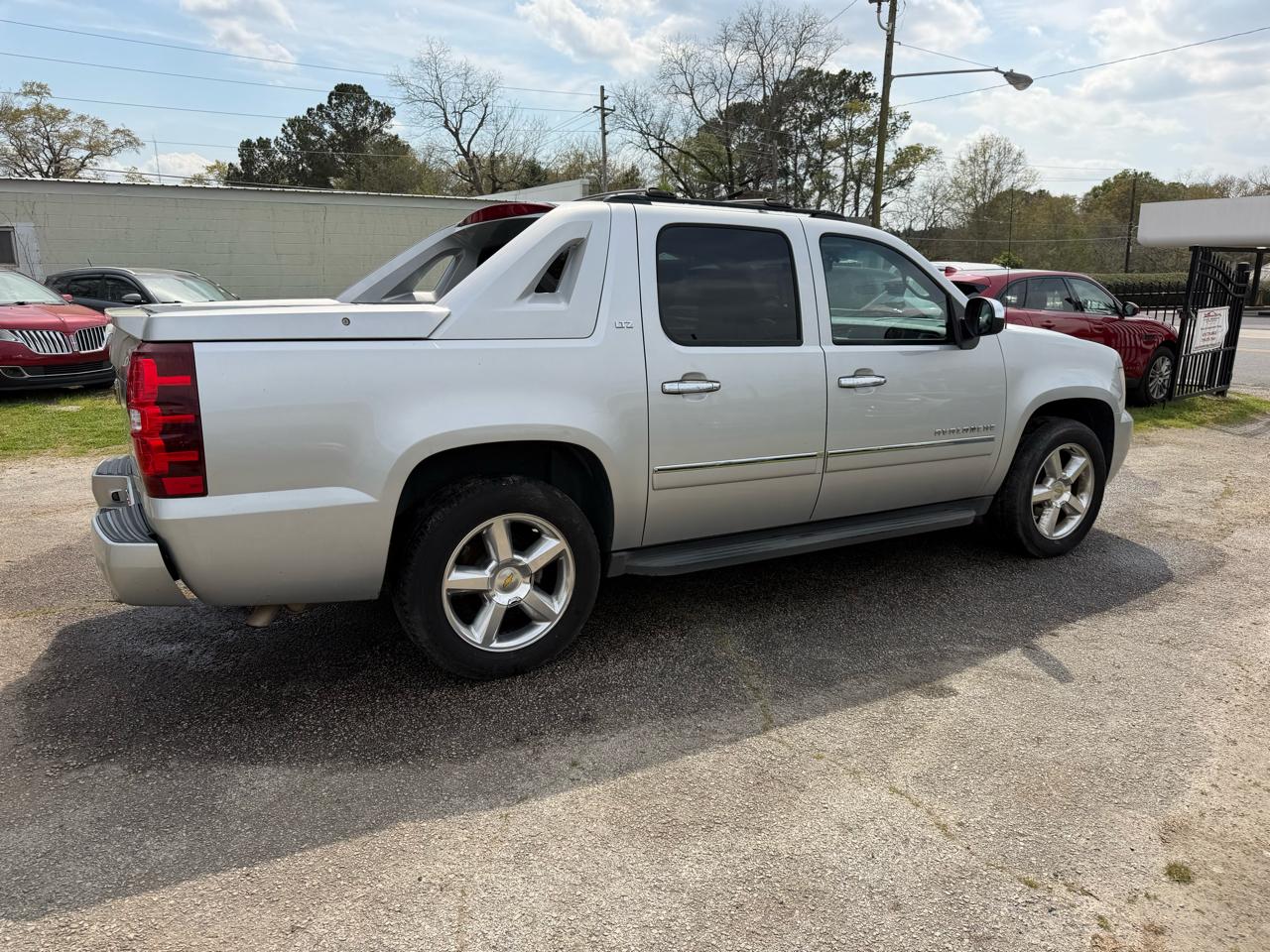 Chevrolet Avalanche LTZ 2WD 2011