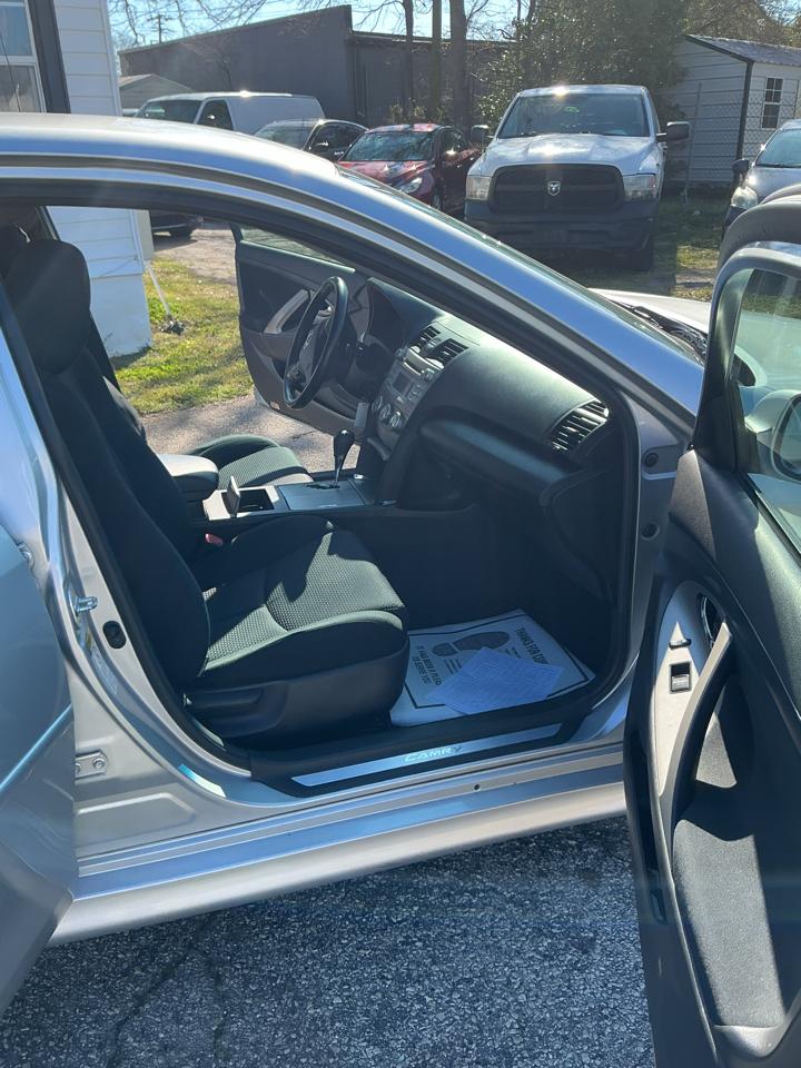 Toyota Camry Base 6-Spd AT 2011