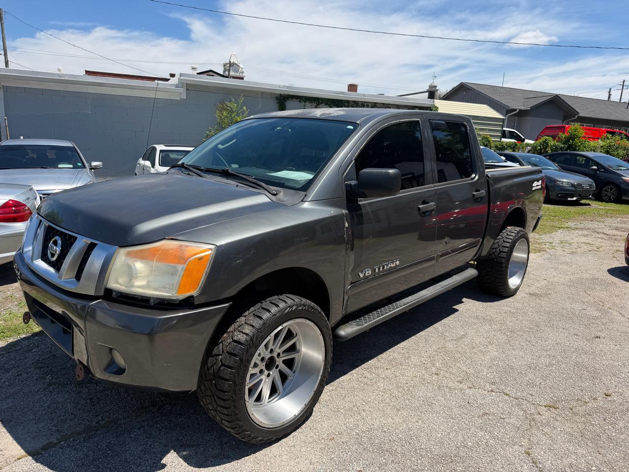 Nissan Titan XE Crew Cab 4WD SWB 2010