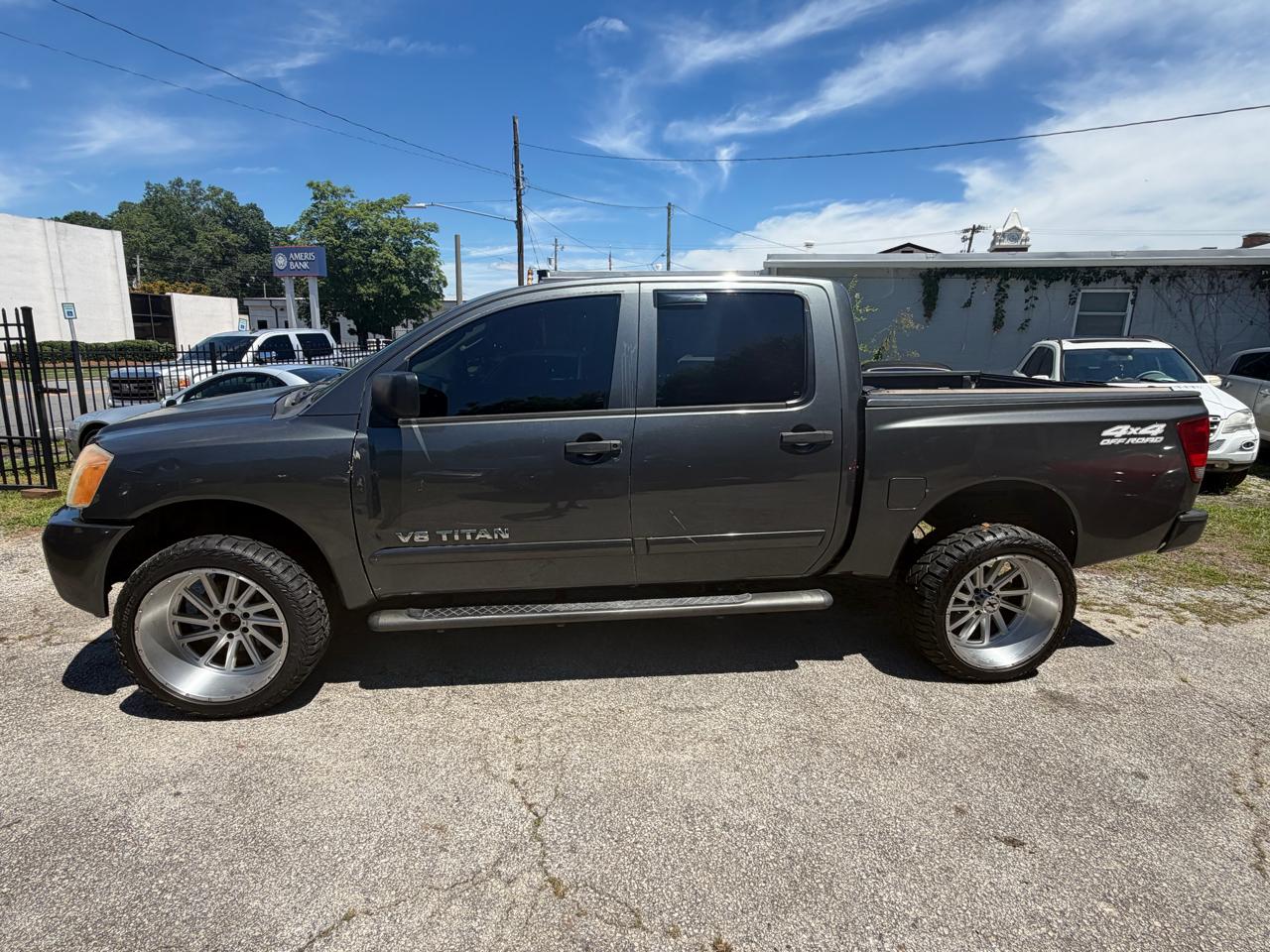 Nissan Titan XE Crew Cab 4WD SWB 2010