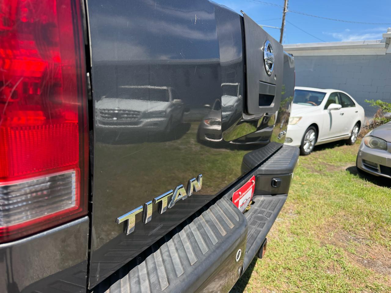 Nissan Titan XE Crew Cab 4WD SWB 2010