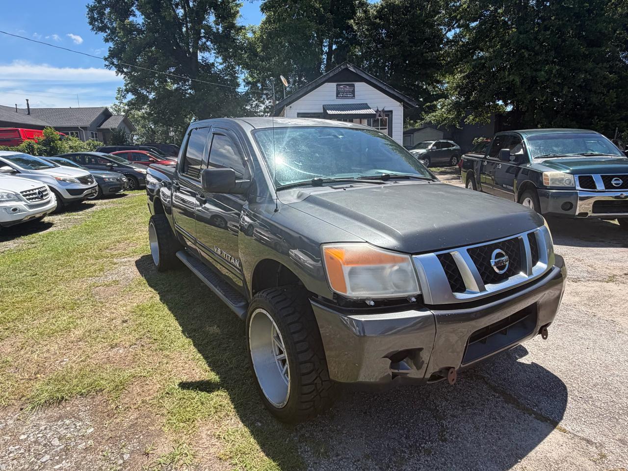 Nissan Titan XE Crew Cab 4WD SWB 2010