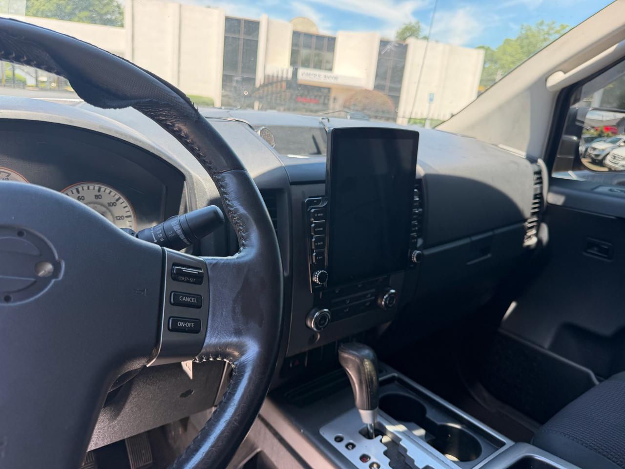 Nissan Titan XE Crew Cab 4WD SWB 2010