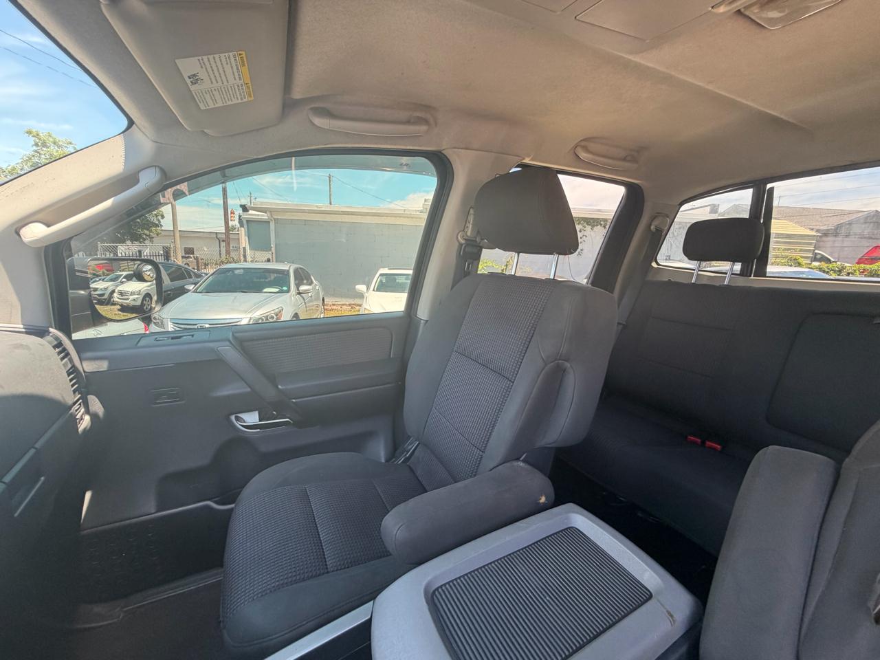 Nissan Titan XE Crew Cab 4WD SWB 2010