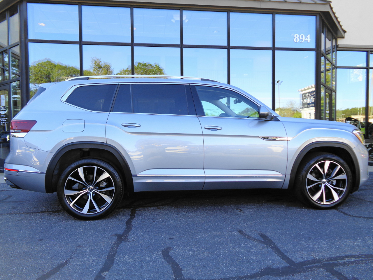 2024 Volkswagen Atlas SEL Premium R-Line photo 4