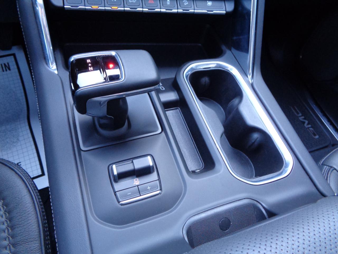 GMC Sierra 1500 4WD Crew Cab 147" Denali 2024