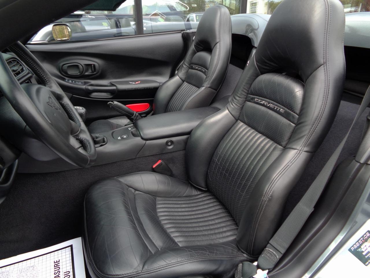 Chevrolet Corvette 2dr Convertible 2004