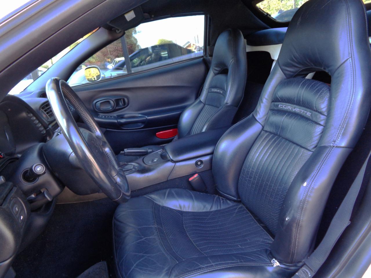 Chevrolet Corvette 2dr Convertible 2001