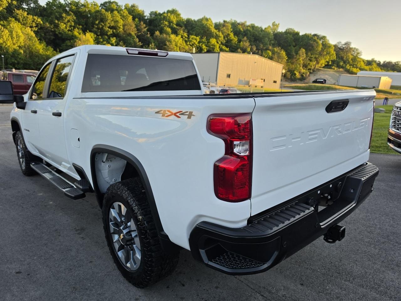Chevrolet Silverado 2500HD Custom Crew Cab Short Box 4WD 2024