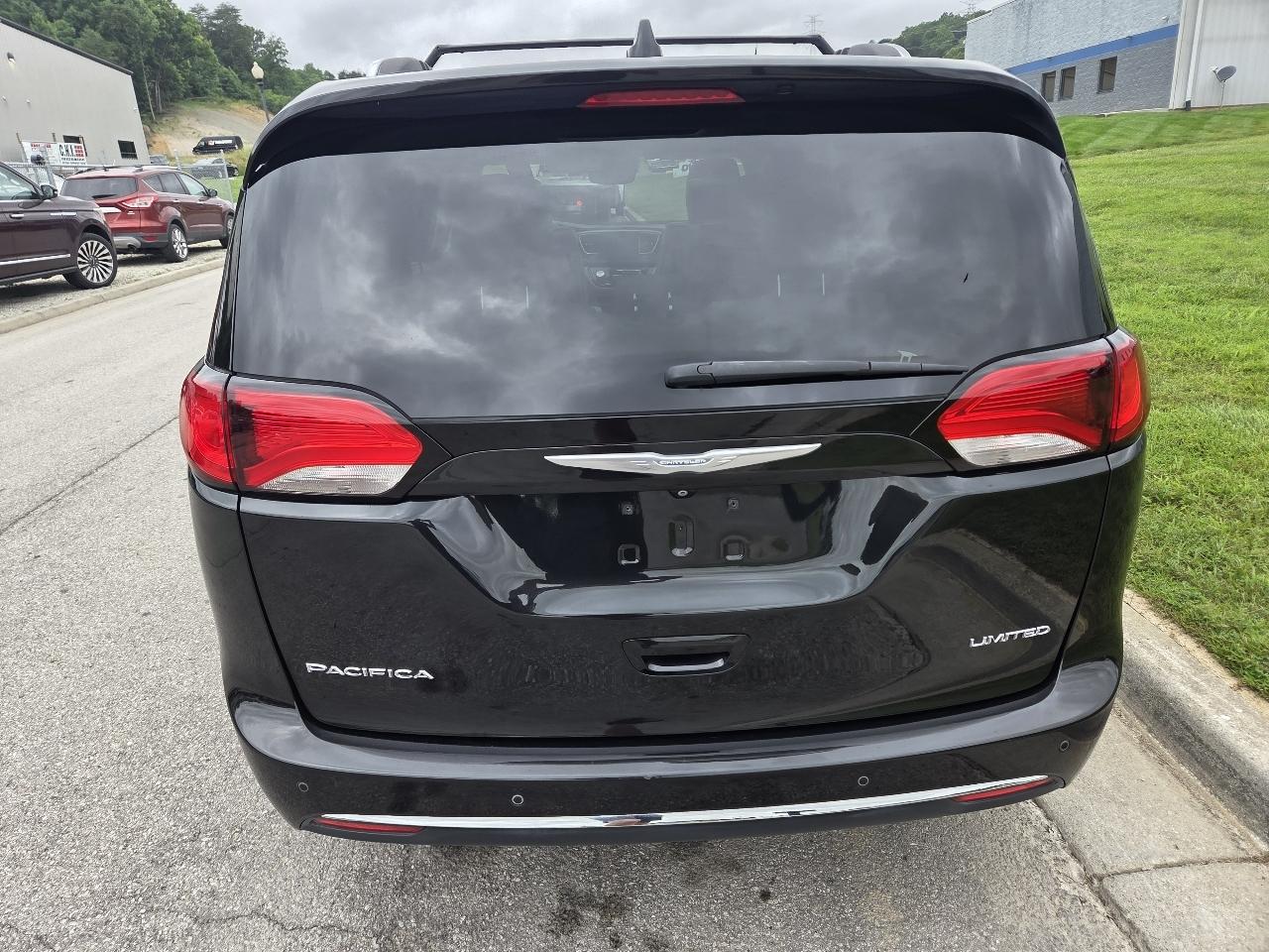 Chrysler Pacifica Limited 2017