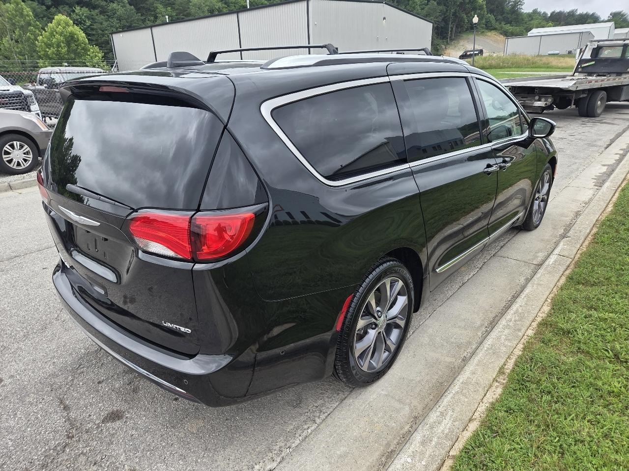 Chrysler Pacifica Limited 2017