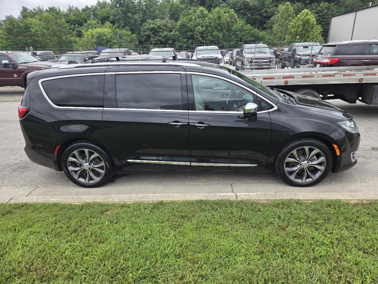 Chrysler Pacifica Limited 2017