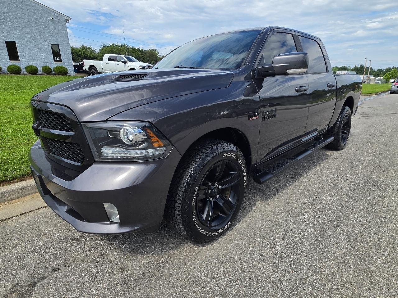 RAM 1500 4WD Crew Cab 140.5" Sport 2018