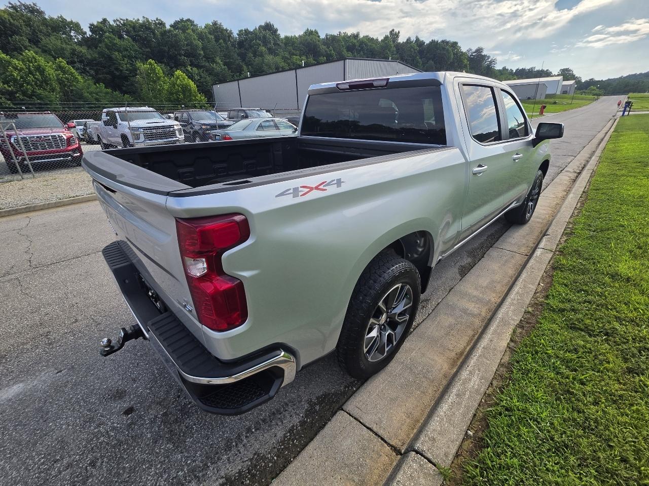 Chevrolet Silverado 1500 4WD Crew Cab 143.5" LT w/1LT 2022