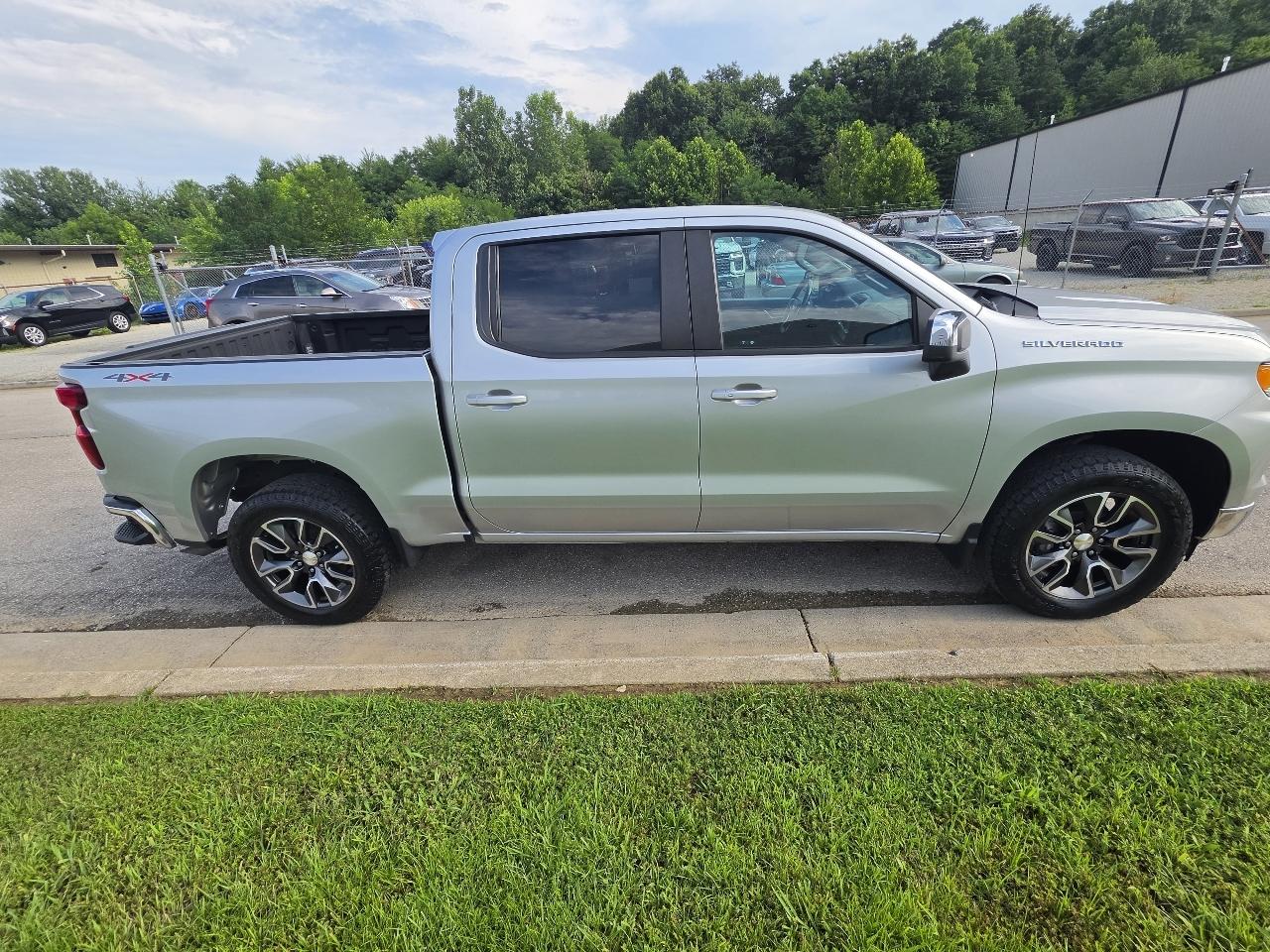 Chevrolet Silverado 1500 4WD Crew Cab 143.5" LT w/1LT 2022