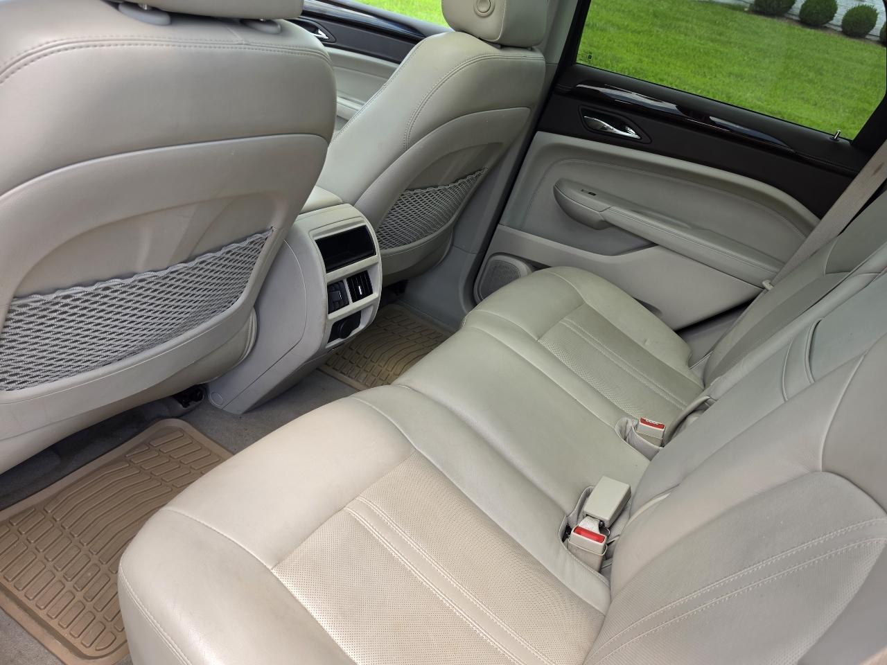 Cadillac SRX Luxury Collection 2011