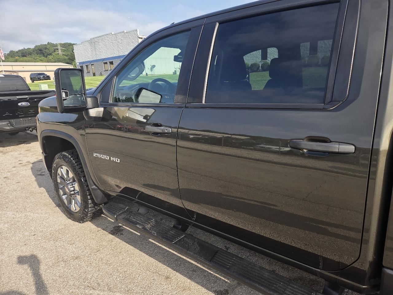 Chevrolet Silverado 2500HD Custom Crew Cab Short Box 4WD 2023