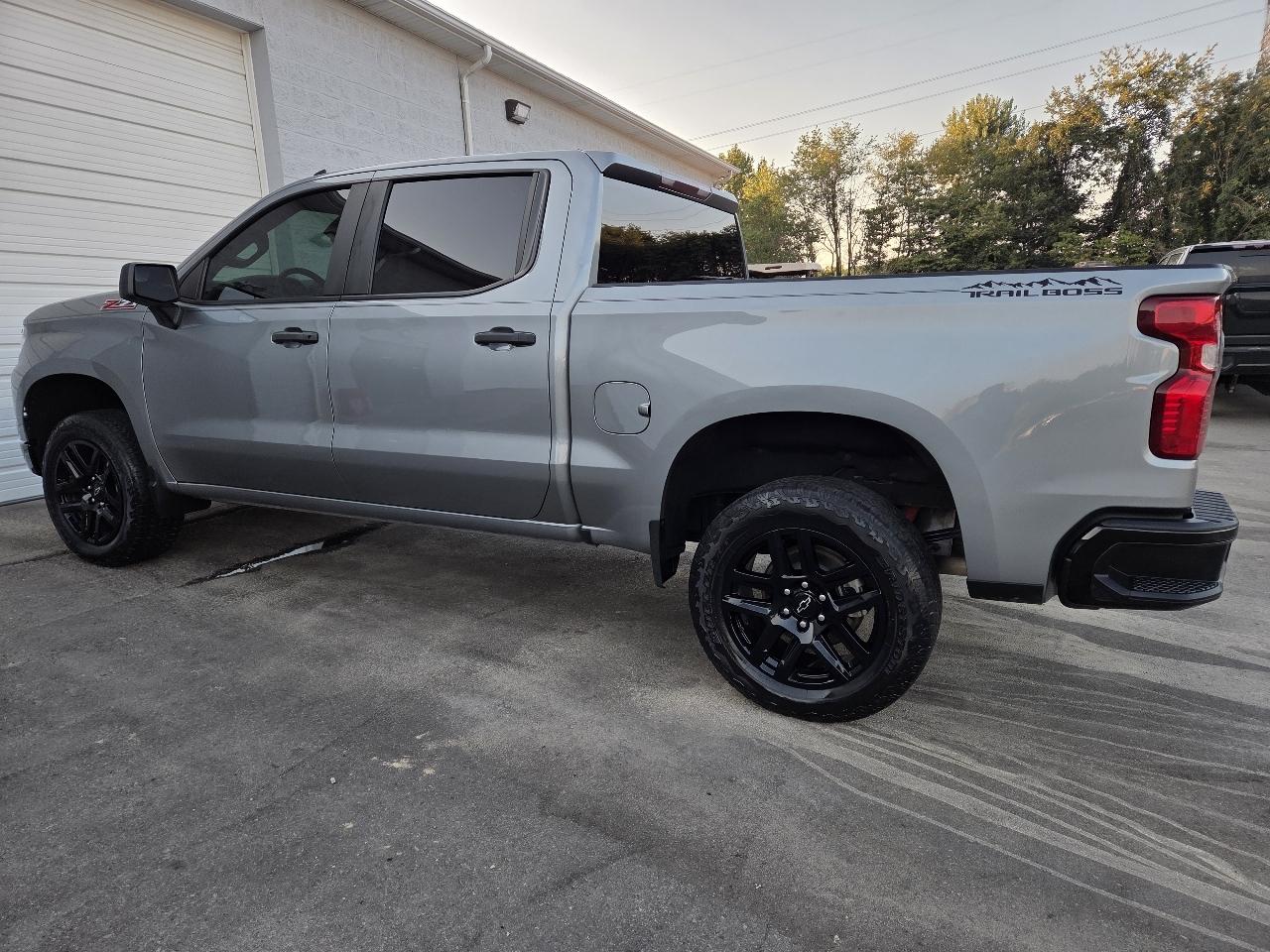 Chevrolet Silverado 1500 4WD Crew Cab 147" Custom Trail Boss 2024