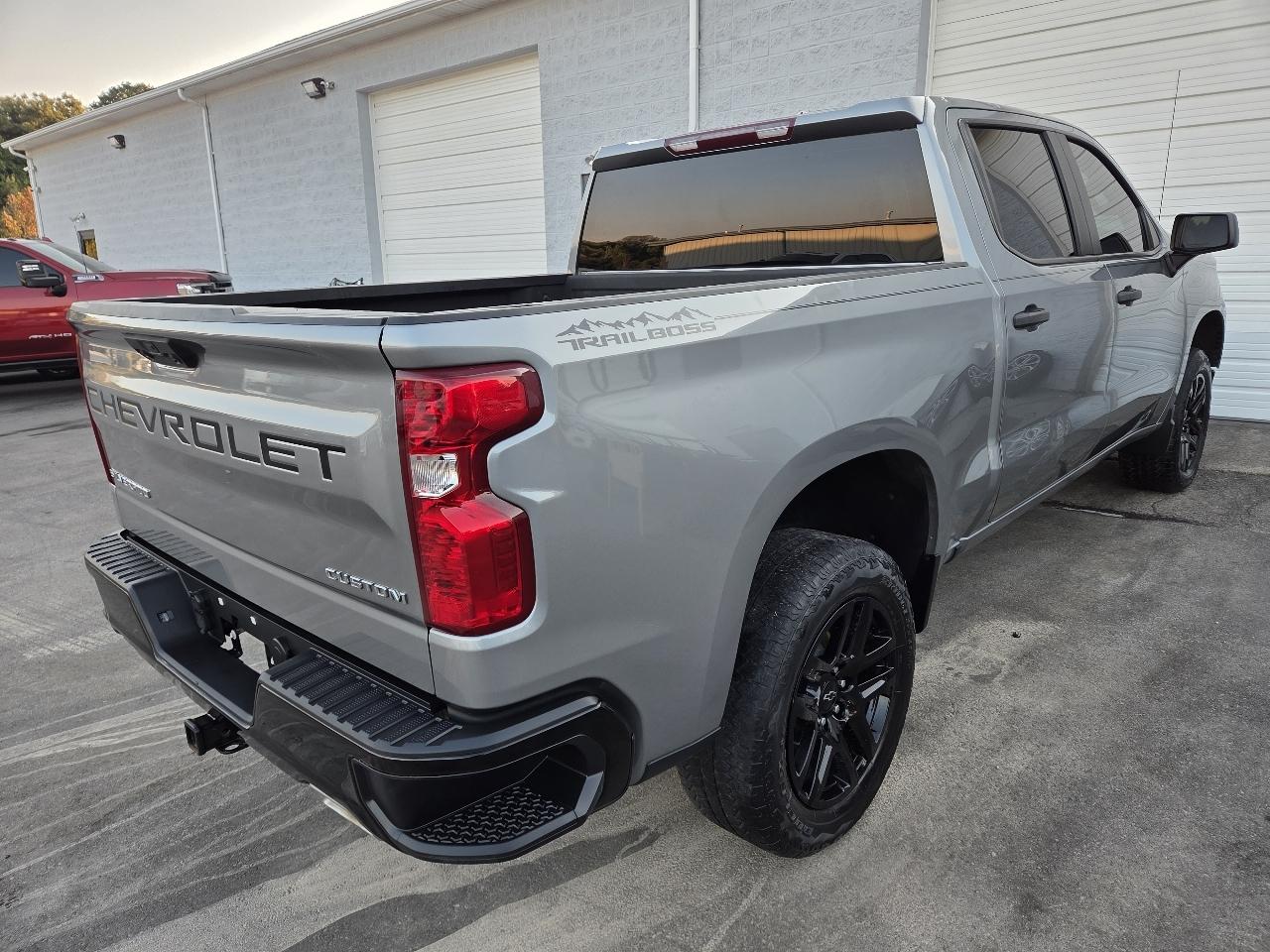 Chevrolet Silverado 1500 4WD Crew Cab 147" Custom Trail Boss 2024
