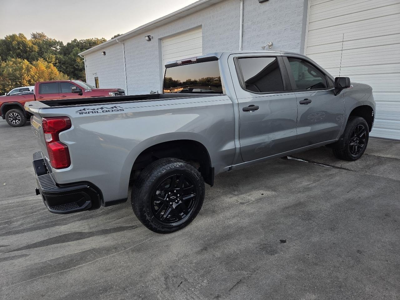 Chevrolet Silverado 1500 4WD Crew Cab 147" Custom Trail Boss 2024