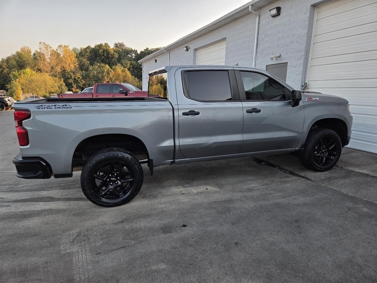 Chevrolet Silverado 1500 4WD Crew Cab 147" Custom Trail Boss 2024