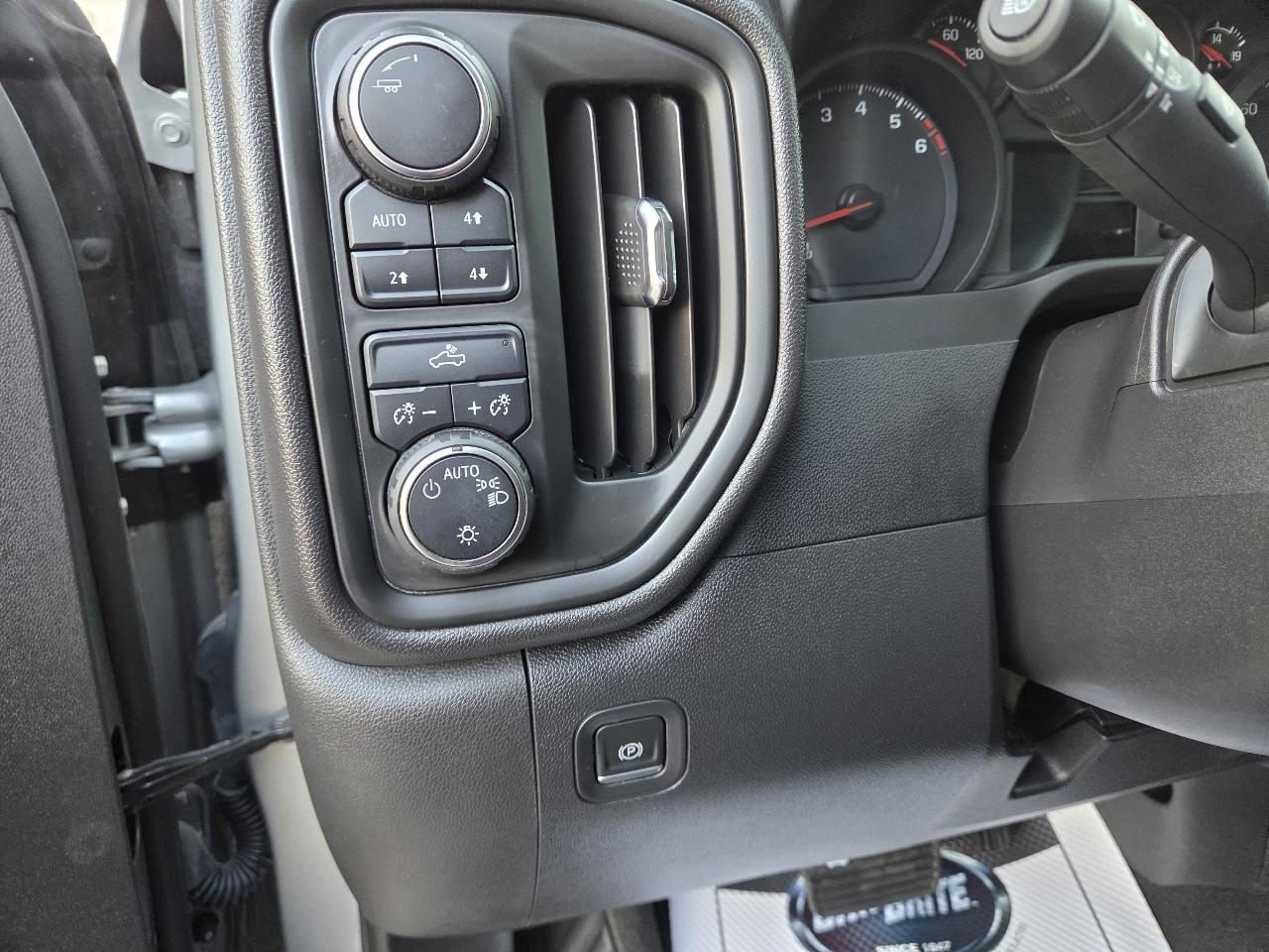Chevrolet Silverado 1500 4WD Crew Cab 147" Custom Trail Boss 2024