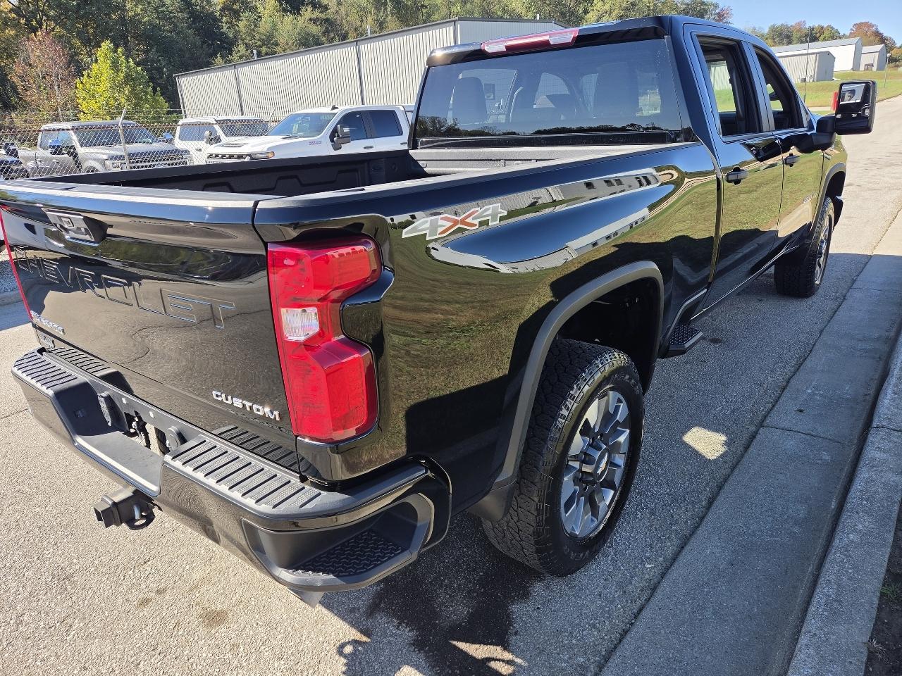 Chevrolet Silverado 2500HD Custom Crew Cab Short Box 4WD 2023