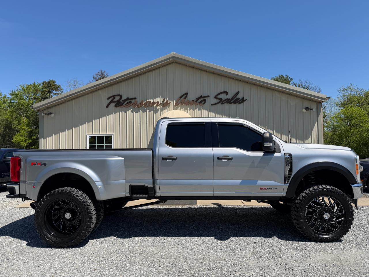Ford F-350 SD XLT Crew Cab Long Bed 4WD DRW 2023