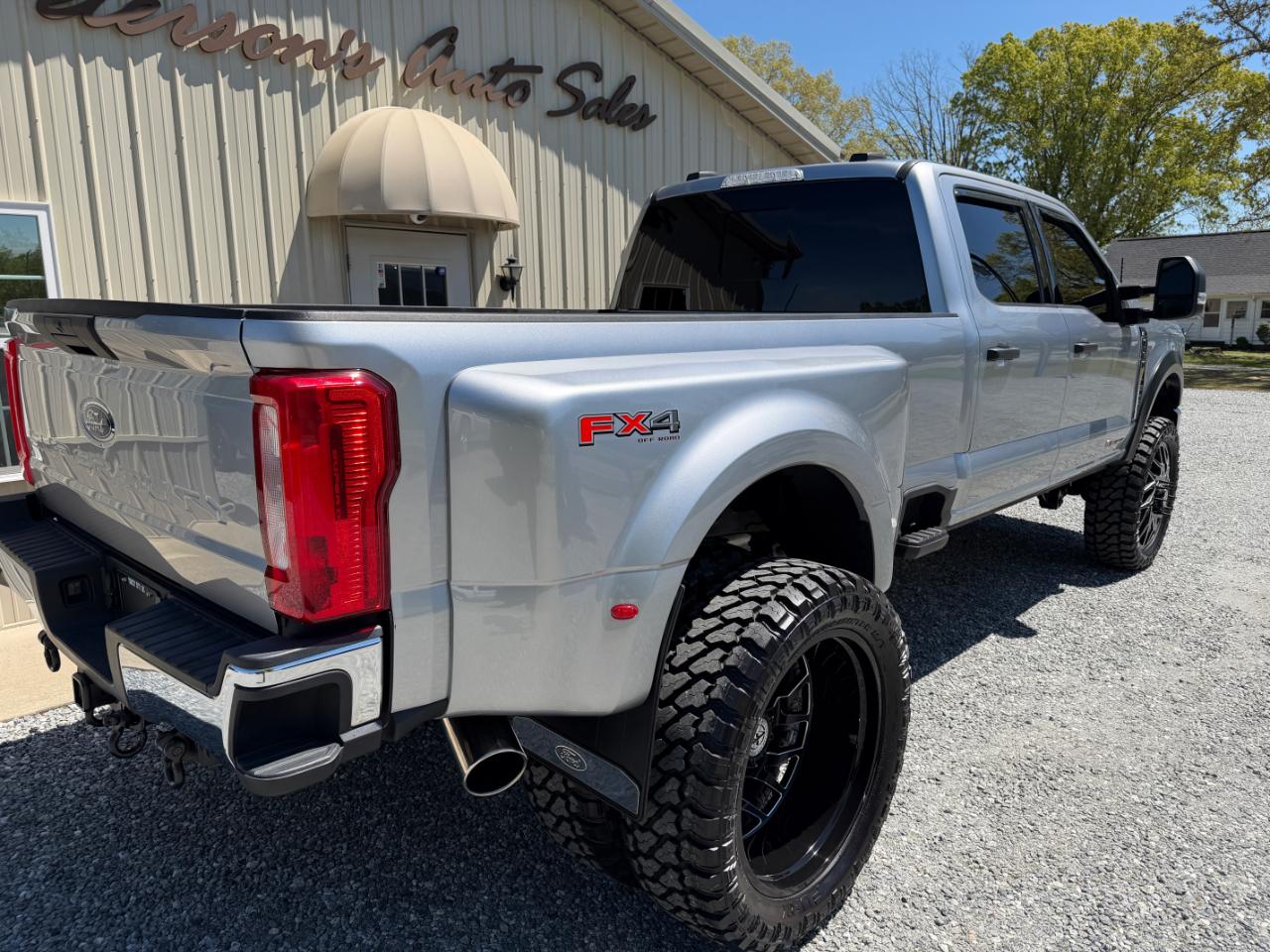 Ford F-350 SD XLT Crew Cab Long Bed 4WD DRW 2023