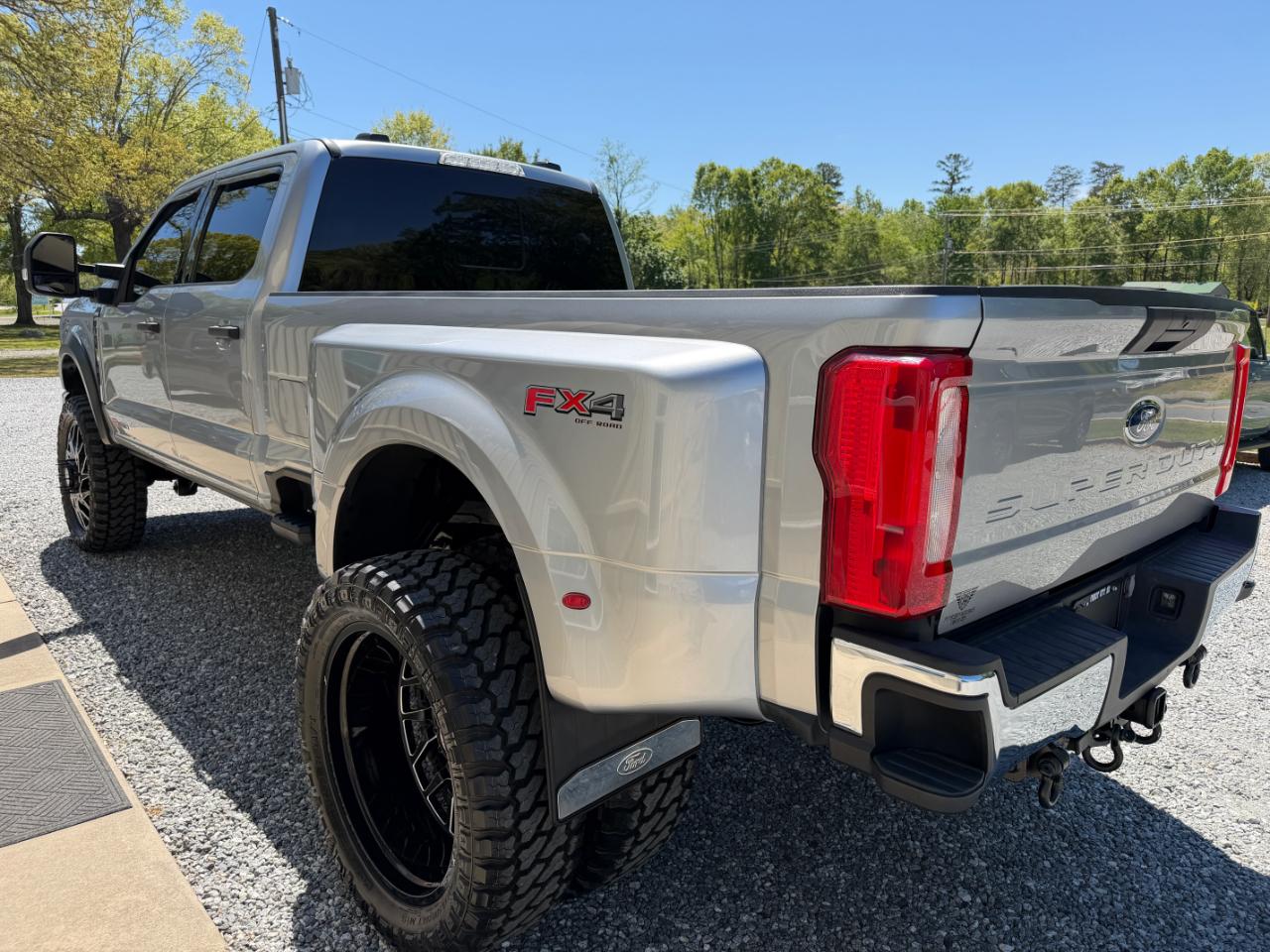 Ford F-350 SD XLT Crew Cab Long Bed 4WD DRW 2023