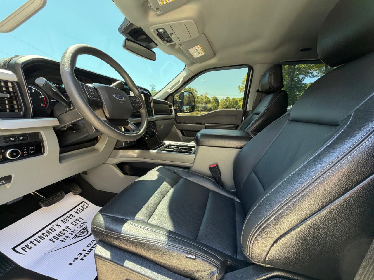 Ford F-350 SD XLT Crew Cab Long Bed 4WD DRW 2023